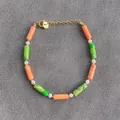 Bracciale artigianale con pietre a cilindro arancioni e verdi e perle bianche - Stile Pietra Cilindrica Arancio Verde (25SL1-46) / 17+3cm