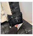 Detalle de bolso hobo acolchado negro con colgantes de cruz y calavera plateados - Negro