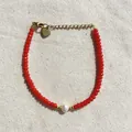 Bracciale di perline con pietre rosse sfaccettate, perla centrale e ciondolo a cuore - Stile Perline Sfaccettate Rosse Piastrina Cuore (25SL1-47) / 17+3cm