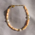 Bracciale di pietre naturali arancione pastello con perle bianche e chiusura dorata - Stile Perla Perline di Gemma Arancio Chiaro (25SL1-50) / 17+3cm