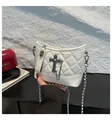 Bolso de hombro blanco acolchado con calavera gótica, cruces y detalles de cadena - Blanco