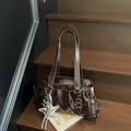 Σκούρα καφέ ρετρό τσάντα ώμου από γυαλιστερό δέρμα με ασημένιο μενταγιόν αστέρι - Με Κρεμαστό / Καφέ