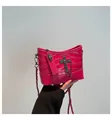 Bolso de hombro fucsia con patrón de cocodrilo, cruz gótica y dijes de calavera - Rosa