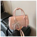 Detailaufnahme der rosa Boston-Tasche mit handgefertigtem Perlen-Schleifenanhänger - Rosa