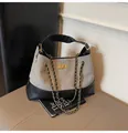 Dettaglio della borsa hobo trapuntata con catena dorata e chiusura a girello - Taglia unica / Grigio