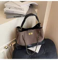 Dettaglio della borsa tote trapuntata vintage in pelle scamosciata e fibbia oro - Taglia unica / caffè