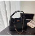 Borsa tote in pelle nera trapuntata con catena dorata e chiusura a girello - Taglia unica / Nero