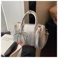 Borsa Boston argento con ciondolo a fiocco di perline e tracolla regolabile chic - Con Ciondolo / Argento