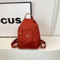 Mini mochila de nailon rojo ladrillo con correas ajustables y logotipo de moda redondo - Talla única / Naranja