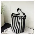 Bolso saco de rayas blancas y negras con textura de malla y correa de cuero - Negro
