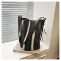 Bolso de hombro de punto con rayas verdes y blancas y correa de cuero marrón - Verde