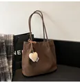 Sac fourre-tout en cuir mat marron avec pendentif cœur et longues bandoulières - Avec Pendentif / Marron