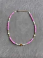 Handgefertigte Perlenkette mit rosa matten Perlen und einem goldenen Herzanhänger - Rosa Weiß Perle Metall Herz (50 Halskette)