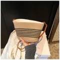 Stroh-Umhängetasche in Beige mit schwarzen Streifen und orangefarbenem Lederriemen - Einheitsgröße / Khaki und Schwarz