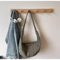 Bolso croissant de lona verde oliva minimalista con correa ancha y cremallera plateada - Talla única / Verde / Confeccionada En Lona Verde Militar Esta Bolsa Presenta Un Diseño De Croissant Con Costuras Y Pliegues Tipo Patchwork Una Cremallera Metálica Plateada Y Una Correa De Hombro Ancha Y Minimalista.