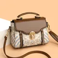 Borsa a tracolla in pelle marrone e jacquard beige con motivi tradizionali di nuvole - Jacquard con Nuvole Auspiciose / Cachi