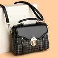 Bolso bandolera retro de rejilla en blanco y negro con cierre de metal y solapa - Talla única / Negro