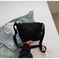 Bolso bandolera minimalista de nailon negro con correa ajustable y etiqueta tejida - Talla única / Negro