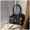 Sac fourre-tout noir avec patchs colorés et breloques chocolat au style vintage - Avec Pendentif / Noir