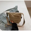 Bolso bandolera minimalista de nailon caqui con tela texturizada y correa ancha - Talla única / Caqui