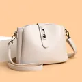 Bolso bandolera retro minimalista blanco crema con cierre plateado y textura de cuero - Blanco