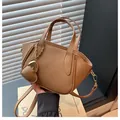 Borsa a secchiello in pelle marrone con doppi manici e un ciondolo a cuore - Marrone