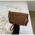 Borsa tote in paglia intrecciata marrone con motivi floreali per la spiaggia estiva - Cachi