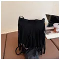Minimalistische schwarze Wildlederimitat Beuteltasche mit langen Fransen und schmalem Gurt - Einheitsgröße / Schwarz