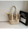 Détail d'un sac fourre-tout en paille bicolore avec pompon et motif de tissage ajouré - Taille unique / Blanc Cassé