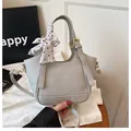 Sac à main en cuir gris avec foulard en soie à pois et lettrage doré élégant - Gris