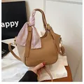 Sac seau marron à motif litchi avec foulard décoratif et bandoulière amovible - Marron