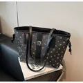 Borsa tote nera con stampa floreale rosa, motivi a fiocco e fibbia in metallo dorato - Taglia unica / Nero
