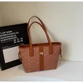 Borsa tote in pelle marrone con stampe fiocchi rosa e fibbia in metallo da pendolare - Taglia unica / Marrone