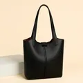 Minimalistische schwarze Leder-Shopper-Tasche mit Ziernaht und Tragegriffen - Einheitsgröße / Schwarz
