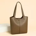 Dunkelbraune Tragetasche aus Leder mit Ledermuster, langen Griffen und Logo - Einheitsgröße / Khaki