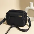 Schwarze Oxford Umhängetasche für Damen mit goldenem Logo und breitem Schultergurt - Schwarz