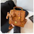 Sac à dos en cuir marron avec imprimé monogramme AK et détails en métal doré - Jaune