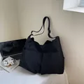 Bolso bandolera negro de nailon con dos bolsillos delanteros y correa larga ajustable - Talla única / Negro