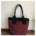 Bolso tote minimalista de ante burdeos con asas negras en contraste y diseño elegante - Talla única / Burdeos