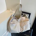 Bolso tote grande beige minimalista con correa ajustable y bolsillos delanteros - Talla única / Caqui