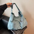 Bolso tote minimalista de nailon verde azulado con bolsillos frontales y correa ajustable - Talla única / Azul
