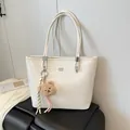 Sac cabas minimaliste blanc crème motif crocodile avec breloque ours et boucle métallique - Taille Unique (Avec Pendentif) / Blanc