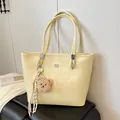 Grand sac cabas jaune clair à motif crocodile avec garniture argentée et ourson - Taille Unique (Avec Pendentif) / Jaune