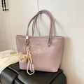 Borsa tote viola chiaro motivo coccodrillo con ciondolo a orsetto e finiture argentate - Taglia Unica (Con Ciondolo) / Viola