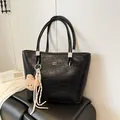 Grand sac cabas noir motif crocodile avec pendentif ours en peluche et bandoulière - Taille Unique (Avec Pendentif) / Noir