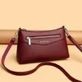Elegante borsa a tracolla in pelle rosso vino con trama litchi e cerniera argentata - Taglia unica / Fucsia
