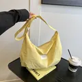 Sac hobo croissant jaune surdimensionné en nylon plissé avec large bandoulière - Taille unique / Jaune