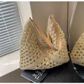 Detail van de strooien draagtas met beige gehaakt patroon en bruine leren schouderriem - Broken Wit