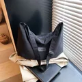 Sac bandoulière noir minimaliste grande capacité avec sangle réglable et étiquette - Taille unique / Noir