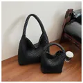 Detalle de los bolsos tejidos negros con textura premium y un bolso de mano a juego - Grande / Negro
